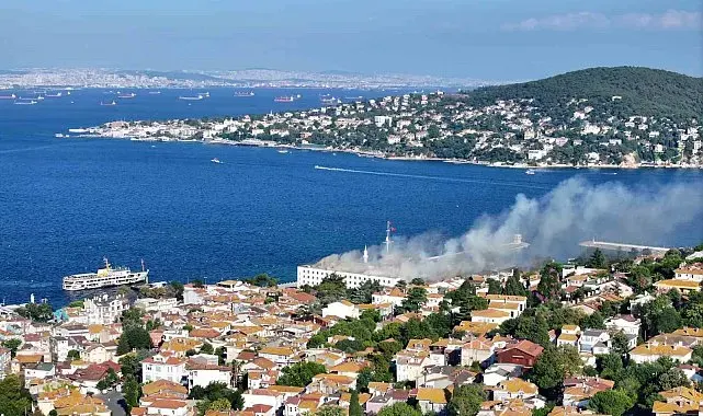 Heybeliada Deniz Harp Okulu'ndaki yangına müdahale sürüyor