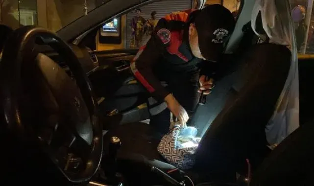 Beyoğlu'nda denetim sırasında arama yapılan otomobilde uyuşturucu madde bulundu