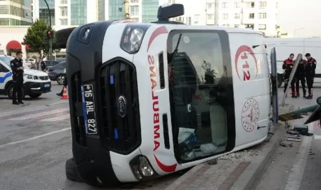 Otomobille çarpışan ambulans kırmızı ışıktaki aracın üzerine devrildi: 2 yaralı