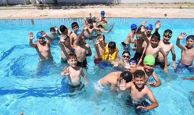 Battalgazi Belediyesi'nde Kur'an kursu öğrenilerine yüzme etkinliği