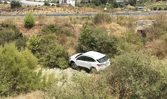 Antalya'da otomobil dereye uçtu: 1 yaralı
