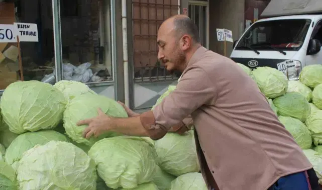 Kış mevsiminin favori sebzesi lahana tezgâhlarda yerini aldı