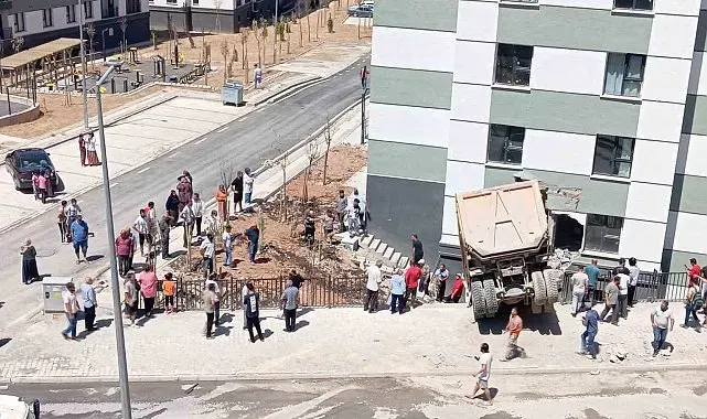 Kontrolden çıkan hafriyat kamyonu apartmanın bahçe duvarına çarptı: 1 yaralı