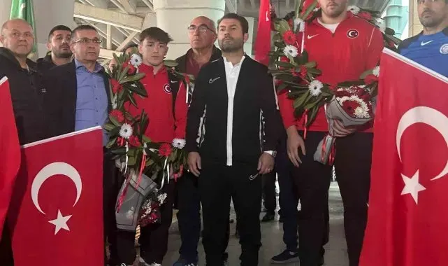 Milli güreşçilere Esenboğa Havalimanı'nda coşkulu karşılama