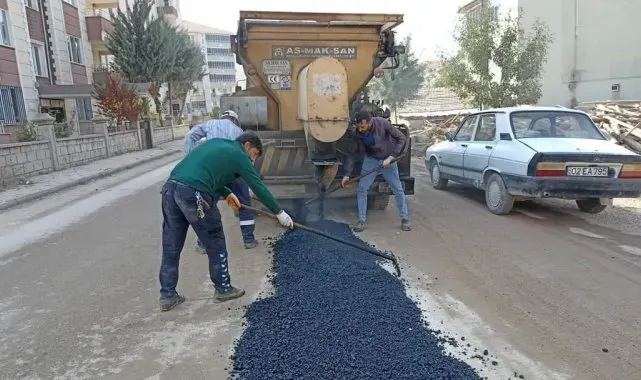 Gölbaşı Belediyesi bozulan yolları onarıyor