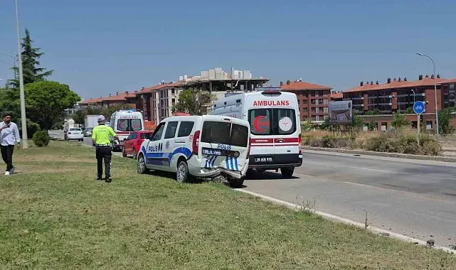 Kaza yerindeki polis aracına otomobil çarptı: 1'i polis 1'i bekçi toplam 6 yaralı