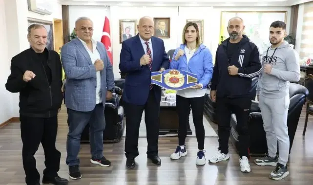 Eski boksör Başkan Pekmezci Bayburtlu milli boksör Turhan'ı makamında ağırladı