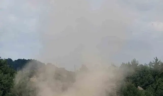 Menteşe'de küçük ölçekli hortumlar toz bulutlarına neden oldu