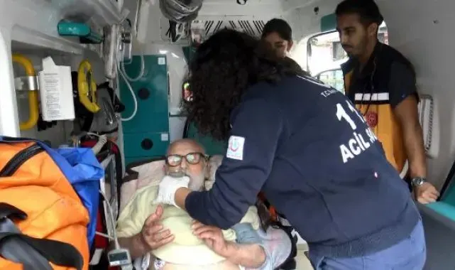 Avcılar'da evinde düşen yaşlı adamı itfaiye ekipleri kurtardı