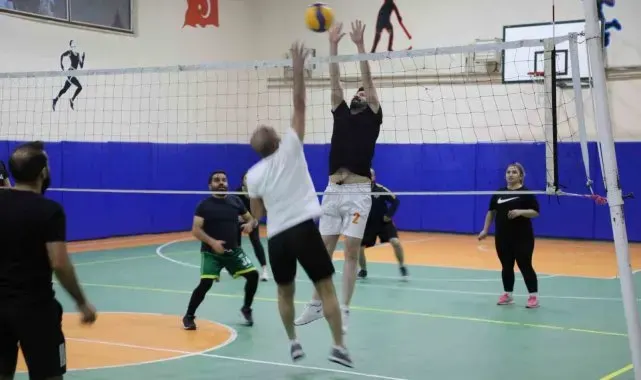 Ağrı'da öğretmenler voleybol turnuvasında ter döktü