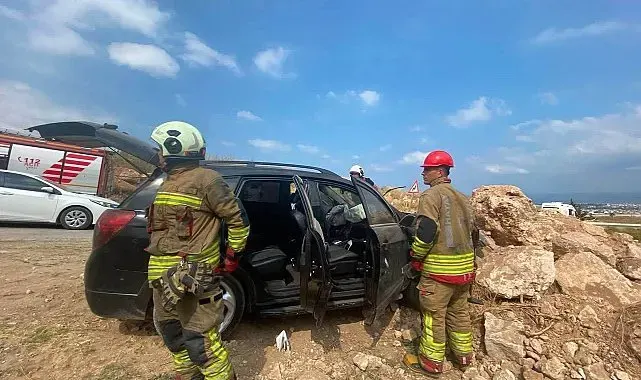İskenderun'da kayalıklara çarpan otomobilin sürücüsü yaralandı