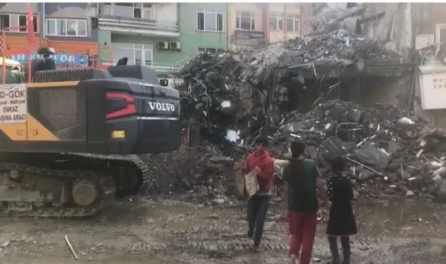 Malatya'da çocuklar enkaz alanında tehlikeye aldırış etmeden hurda topluyor