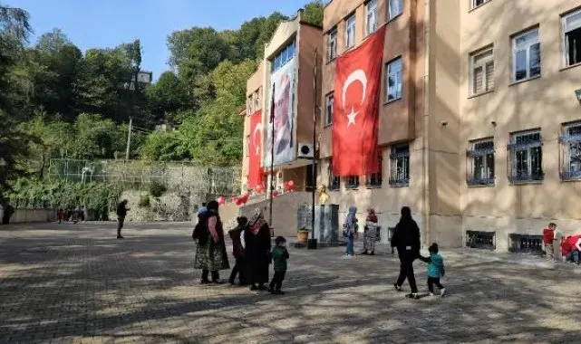 Okuldaki Cumhuriyet kutlamasında yakılan meşalenin aleviyle 3 veli yaralandı
