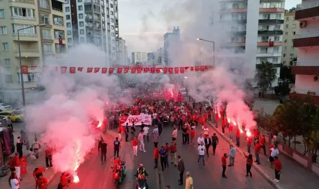 Mezitli'de 100. yıl coşkusu cadde ve sokaklara sığmadı