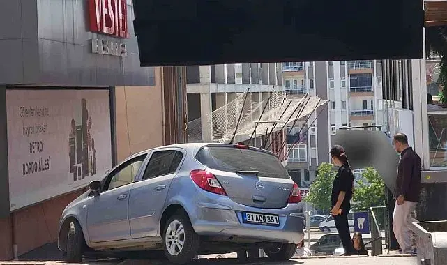 Navigasyon yanıltınca otomobil merdivenlere çıktı, faciadan dönüldü