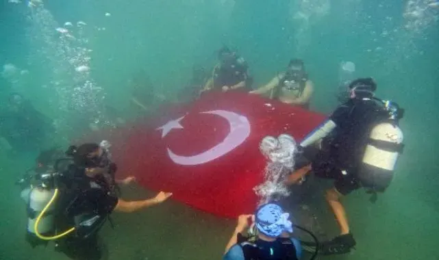 Cumhuriyet'in 100'üncü yılını sualtında kutladılar
