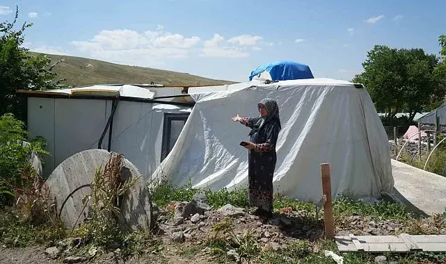 Satın aldıkları prefabrik evin önce çatısı damlattı, sonra tamamen çöktü