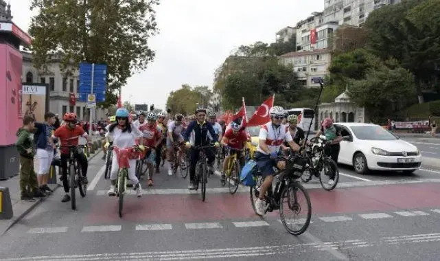 Cumhuriyet'in 100'üncü yılında Dolmabahçe Sarayı'na ziyaretçi akını