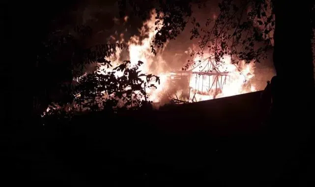 Kastamonu'da gece çıkan yangında üç ev küle döndü