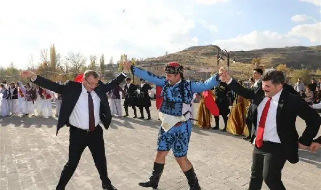 Kars Valisi, Cumhuriyet halayına katıldı
