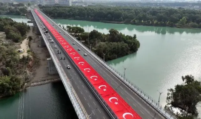 Adana 15 Temmuz Şehitler Köprüsü'ne dev bayrak