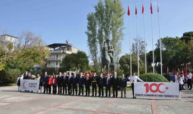Salihli'de Cumhuriyet'in 100. yılı çelenk sunumuyla başladı