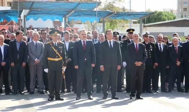 Edremit'te Cumhuriyet'in 100. yılı çelenk sunma töreni yapıldı