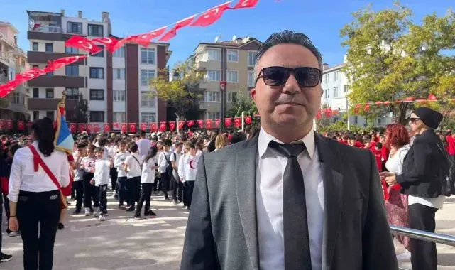 600 öğrenciden 'Cumhuriyet yürüyüşü' ve senkronize gösteri