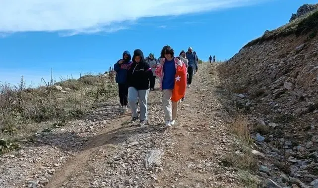 Gediz'de öğrenciler 100. yıl anısına Akdağ zirvesine bayrak astılar
