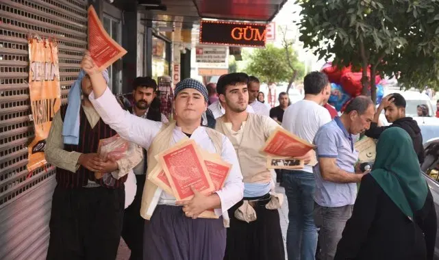 Osmaniye'de vatandaşlara, "Cumhuriyet Mecmuası" dağıtıldı