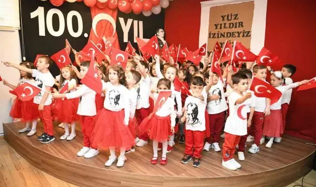 Miniklerin 100. yıl gösterisi büyük beğeni topladı