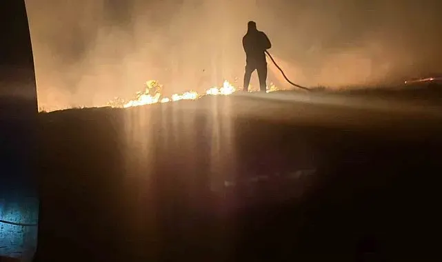 Çorum'da geceyi aydınlatan anız yangını korkuttu