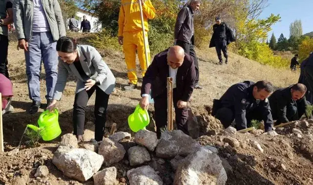 Cumhuriyet'in 100'üncü yılında 100 fidan toprakla buluştu