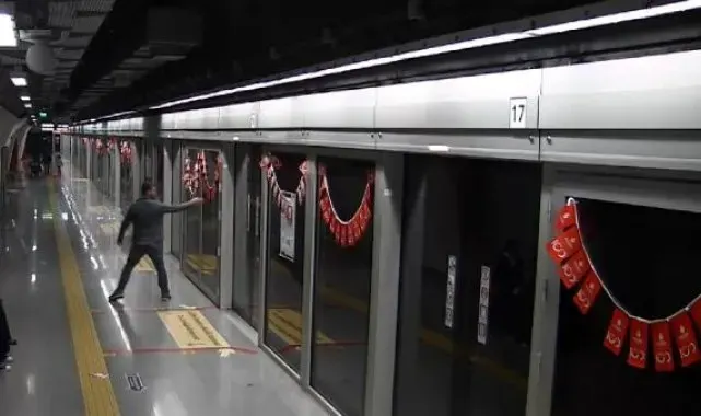 Metroda Türk bayraklarına çirkin saldırının görüntüleri ortaya çıktı