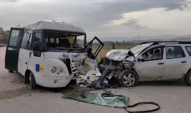 Bursa'da cip, yolcu minibüsüne çarptı; 11 yaralı