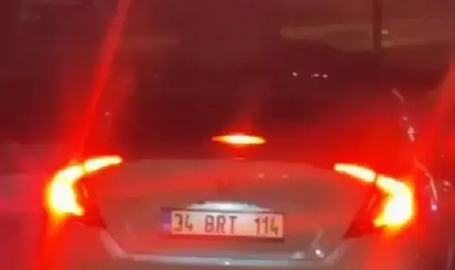 Beylikdüzü'nde otomobilin üstünde akıl almaz yolculuk