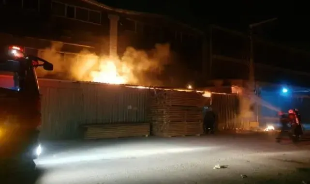 Devriye atan mahalle bekçilerinin fark ettiği yangın, büyümeden söndürüldü