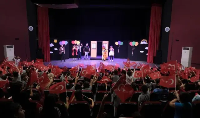 Şehir Tiyatroları 'Benim Güzel Pabuçlarım' oyununu çocuklarla buluşturdu