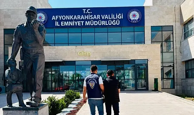 Dolandırıcılık suçundan aranan şahsı polis yakaladı