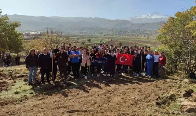 Yaz demeden kış demeden ağaç dikiyoruz
