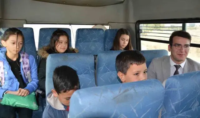 Okul servisinde kaymakamla yolculuk yaptılar