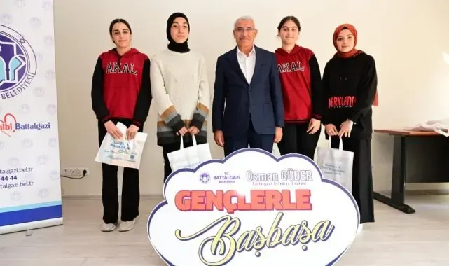 Güder, gençlerin yanında olmaya devam ediyor