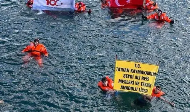 Van Gölü'nde Cumhuriyet'in 100. yılı kutlandı