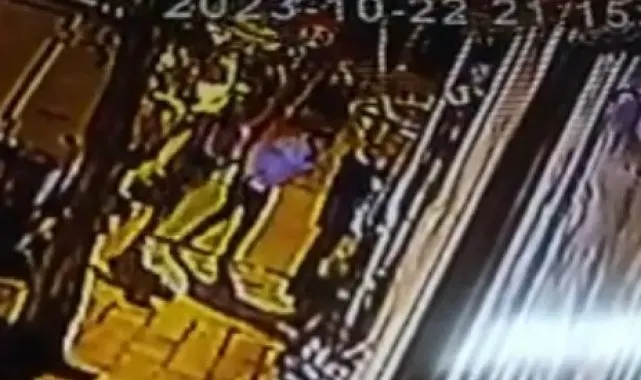 Fatih'te cep telefonu ve ton balığı çalan kişiyi yakalayıp dövdüler: O anlar kamerada