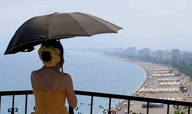 Hava sıcaklığının 34 derece ölçüldüğü Antalya'da deniz suyu sıcaklığı 30 dereceyi gördü