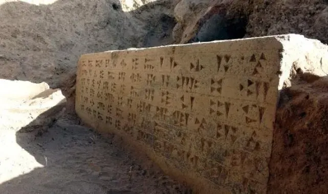 Körzüt Kalesi'nde 2 çivi yazılı kitabe ile 2800 yıllık Urartu tapınağı bulundu