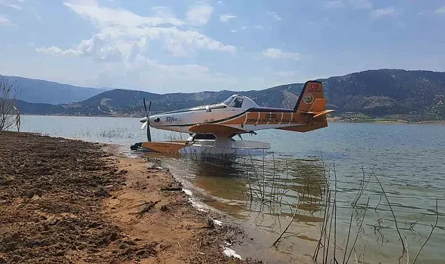 İzmir'de yangın söndürme uçağı baraja zorunlu iniş yaptı