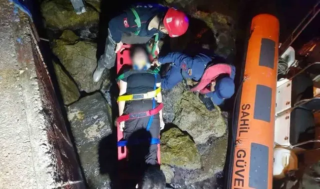 Kuşadası'nda kayalıklardan düşen yabancı uyruklu şahıs kurtarıldı