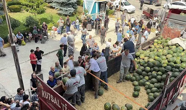 Uşûr olarak 20 ton karpuz dağıttı