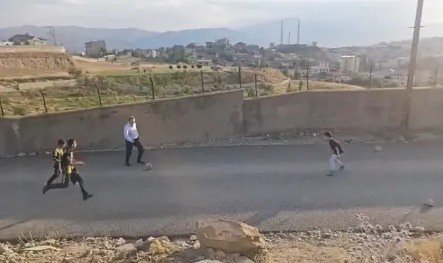 Kaymakam Volkan Hülür Yüksekova'da sokakta maç yapan çocukların oyununa katıldı